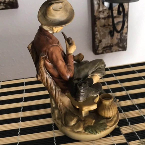 Man sitting on a bench - Picture 6 of 8